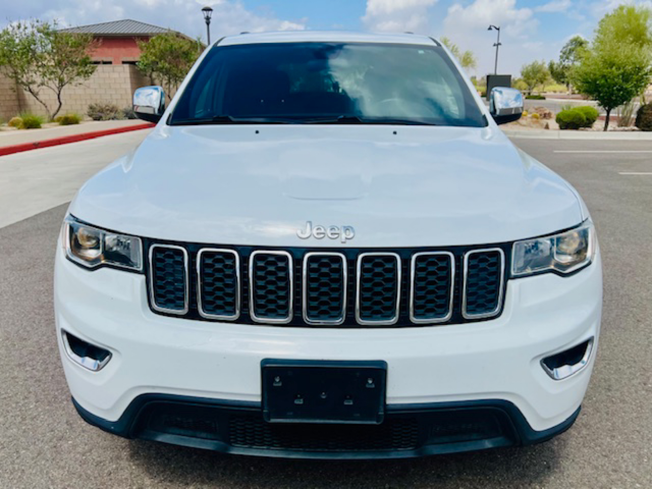 2018 Jeep Grand Cherokee Laredo photo 2