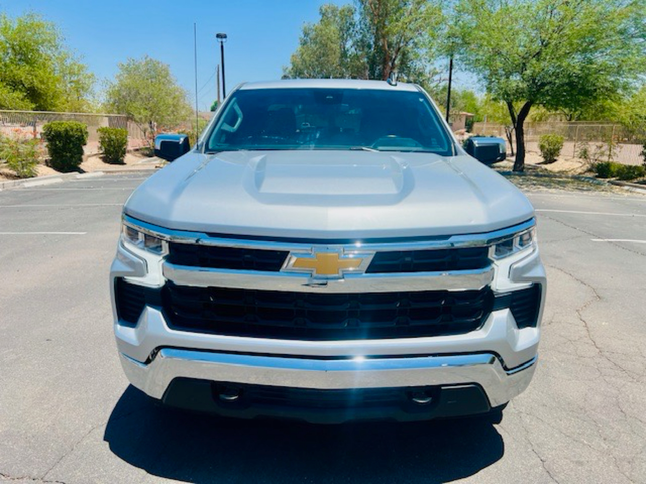 2022 Chevrolet Silverado 1500 LT photo 2