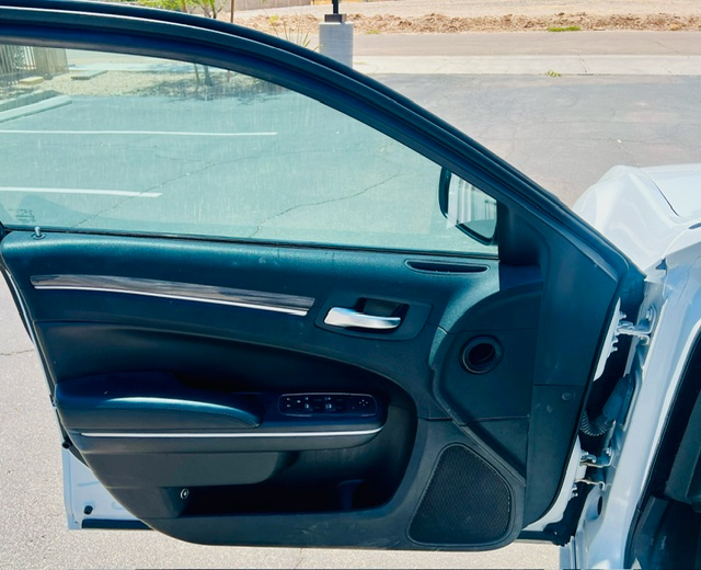 2021 Chrysler 300 Touring photo 3
