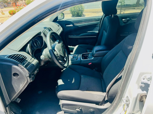 2021 Chrysler 300 Touring photo 4