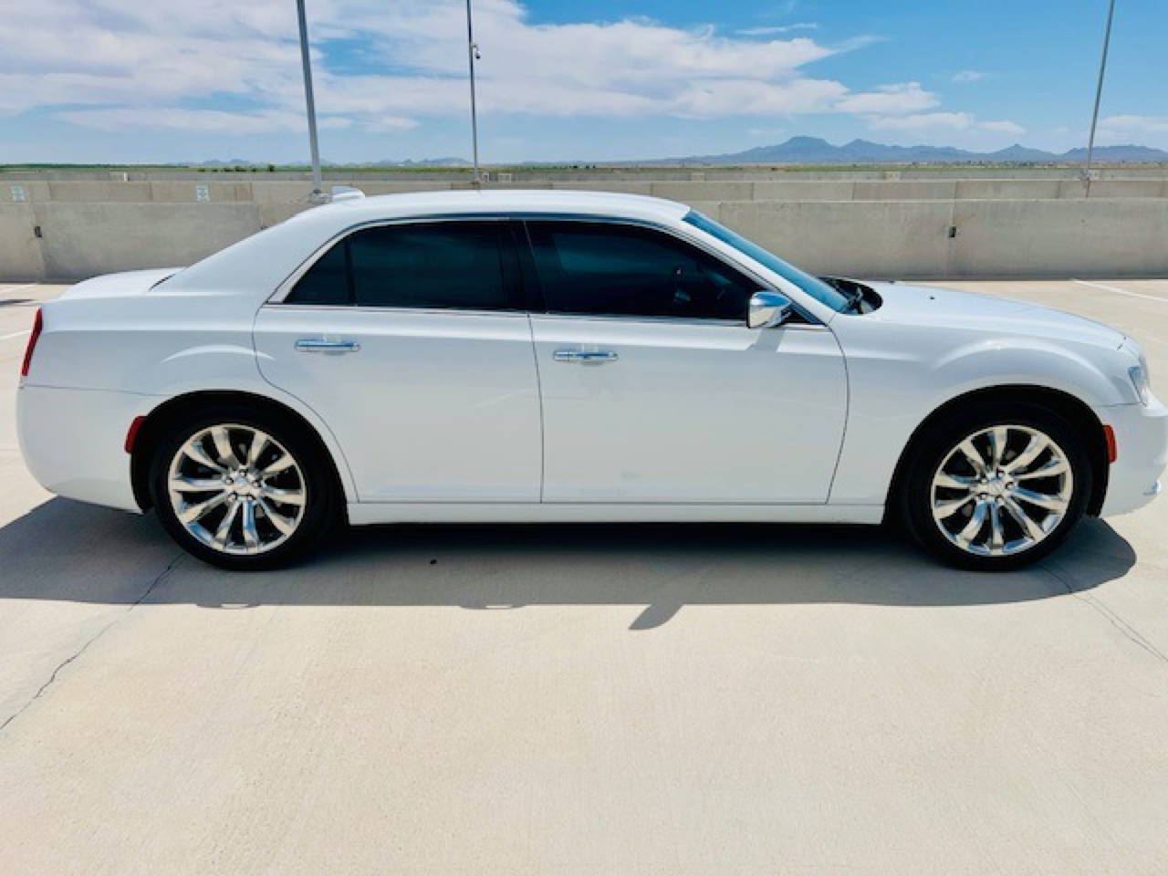 2019 Chrysler 300 Limited photo 2