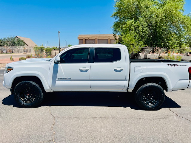 2017 Toyota Tacoma Double Cab photo 2