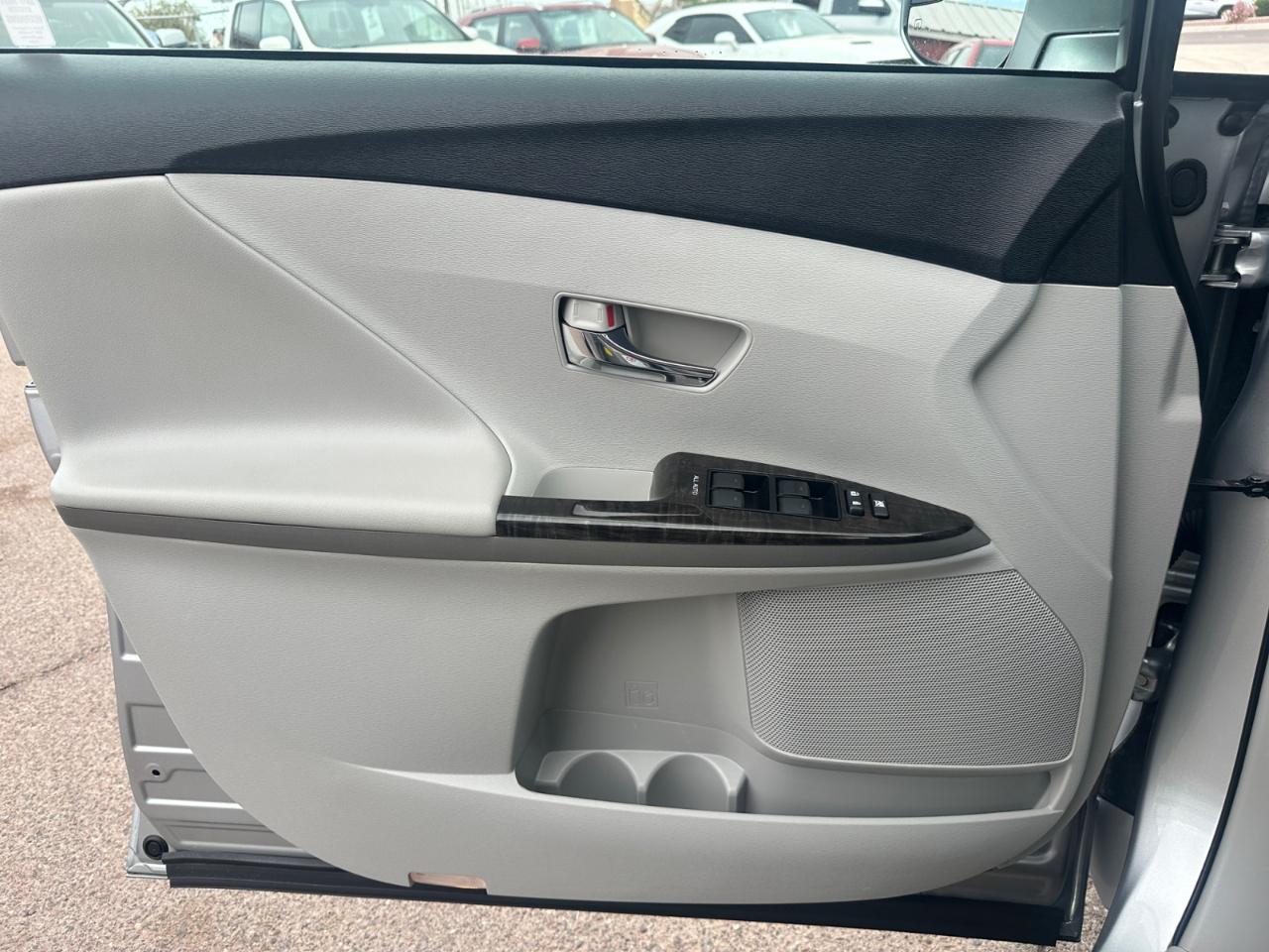 Toyota Venza LE I4 FWD 2015