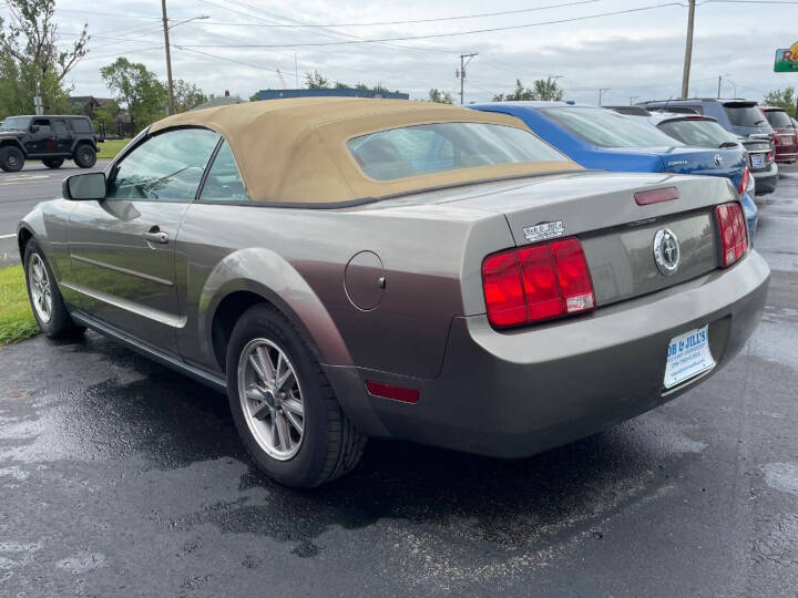 2005 Ford Mustang V6 Deluxe Convertible photo 2