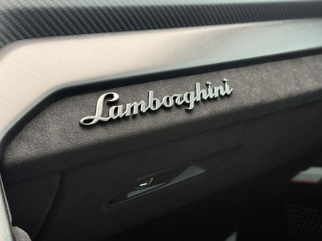 Lamborghini Urus  2024