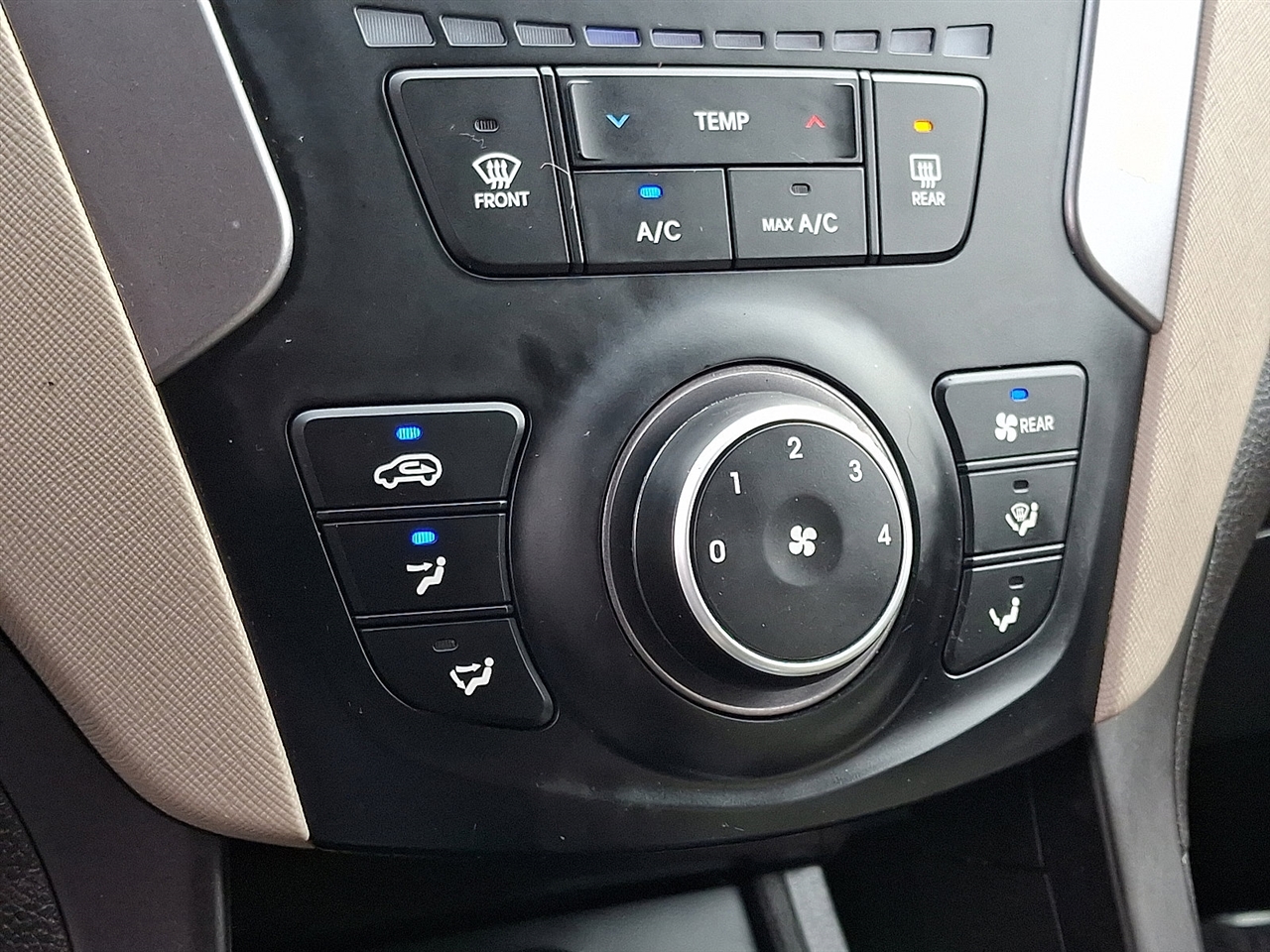 Hyundai Santa Fe SE FWD 2016