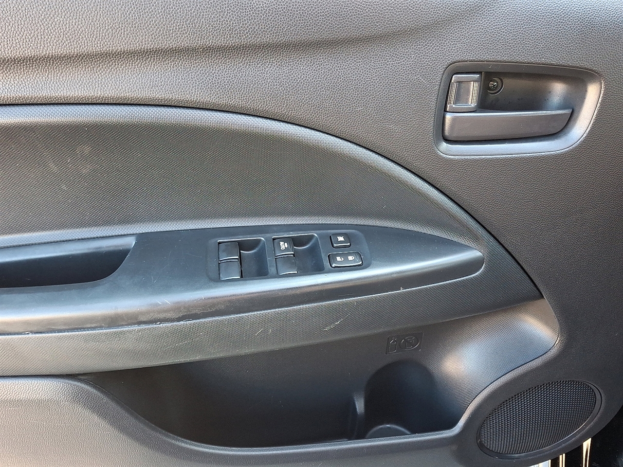 Mitsubishi Mirage ES 5M 2024