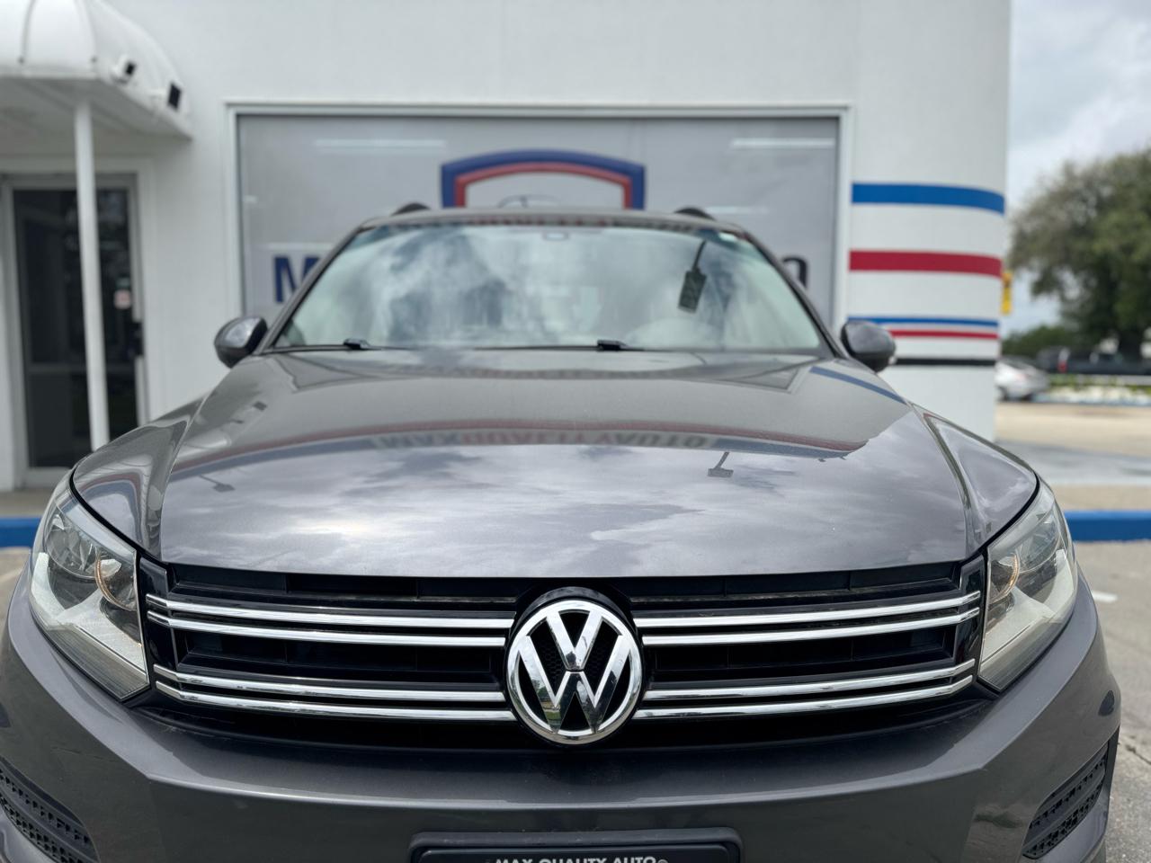Volkswagen Tiguan S 2016