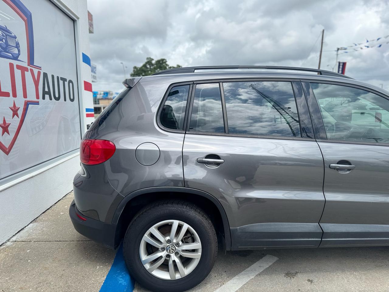 Volkswagen Tiguan S 2016