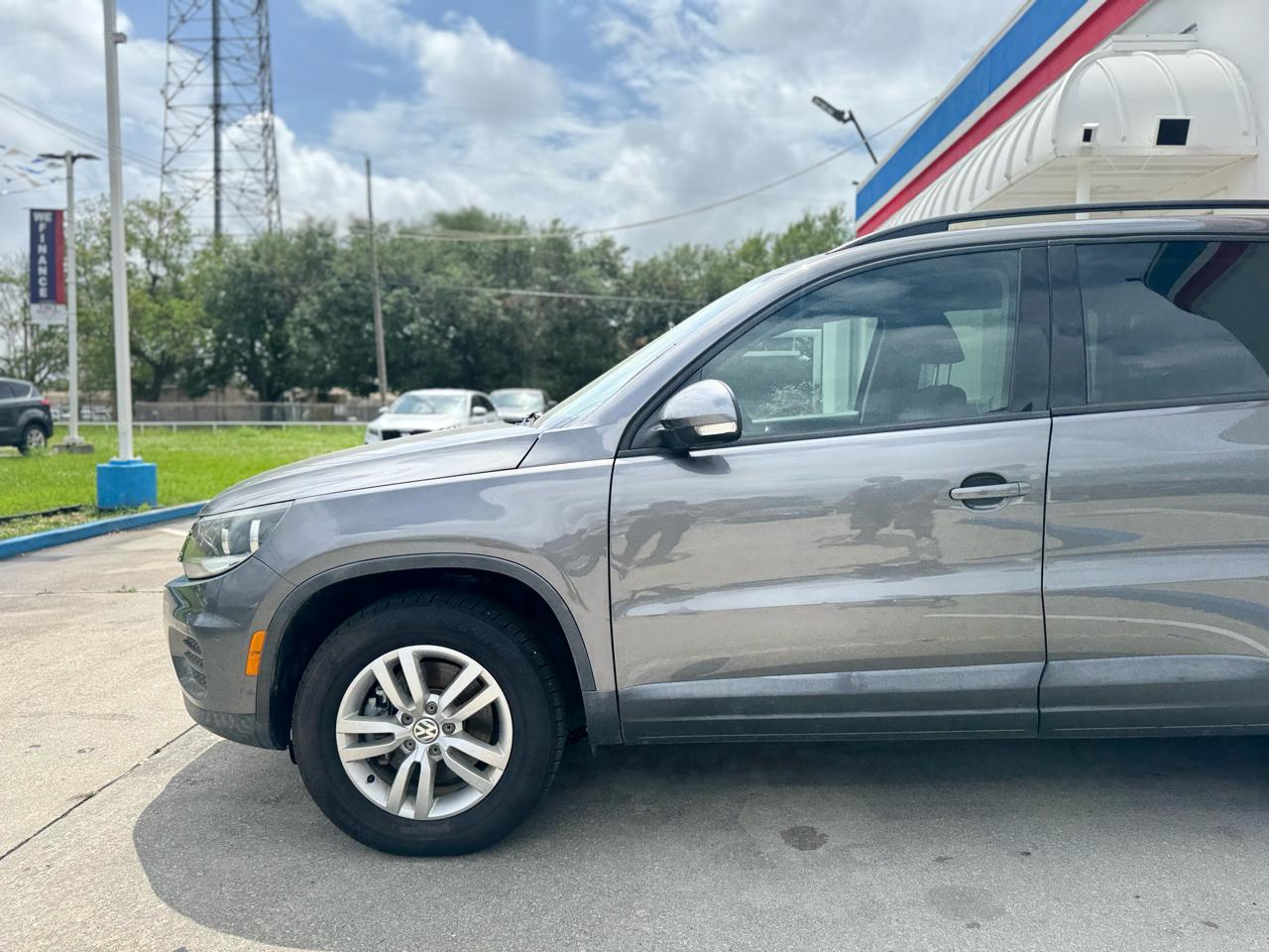 Volkswagen Tiguan S 2016