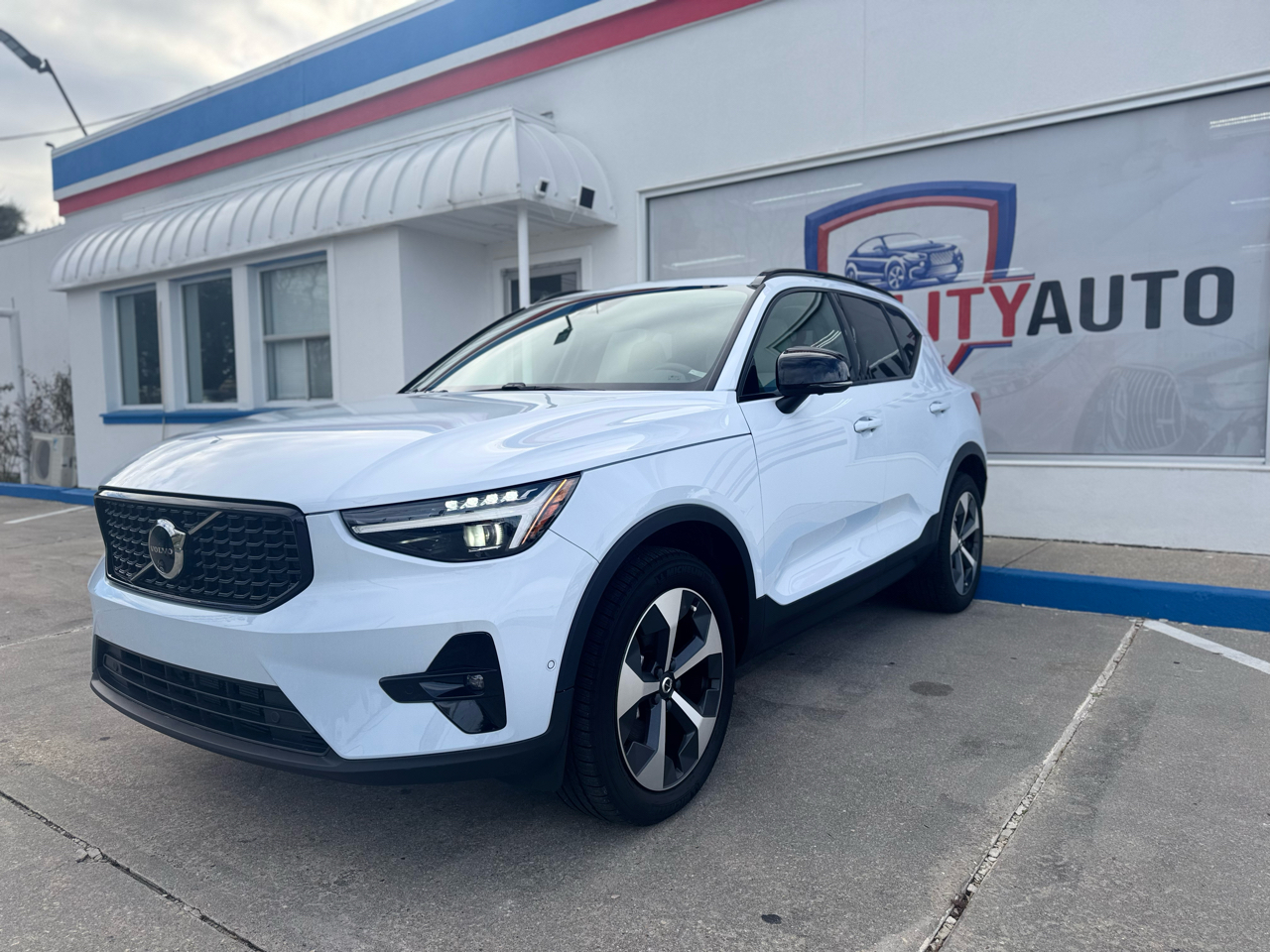 Volvo XC40 B5 Plus Dark AWD 2024