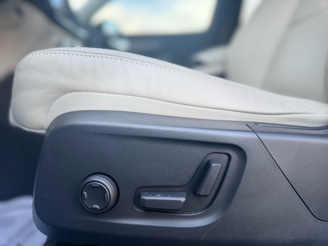 Volvo XC40 B5 Plus Dark AWD 2024