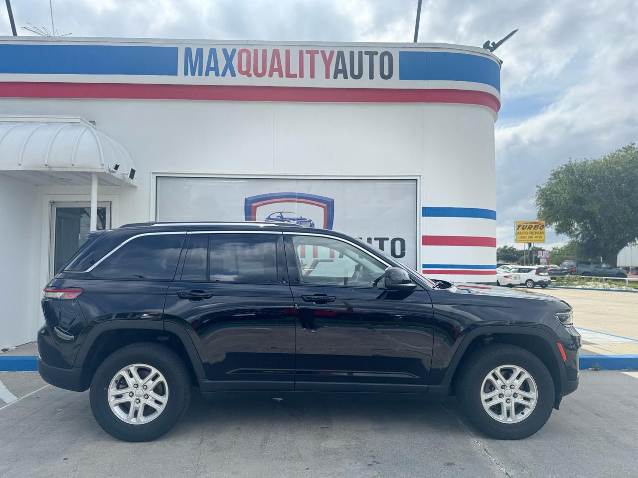 Jeep Grand Cherokee Laredo 4WD 2023