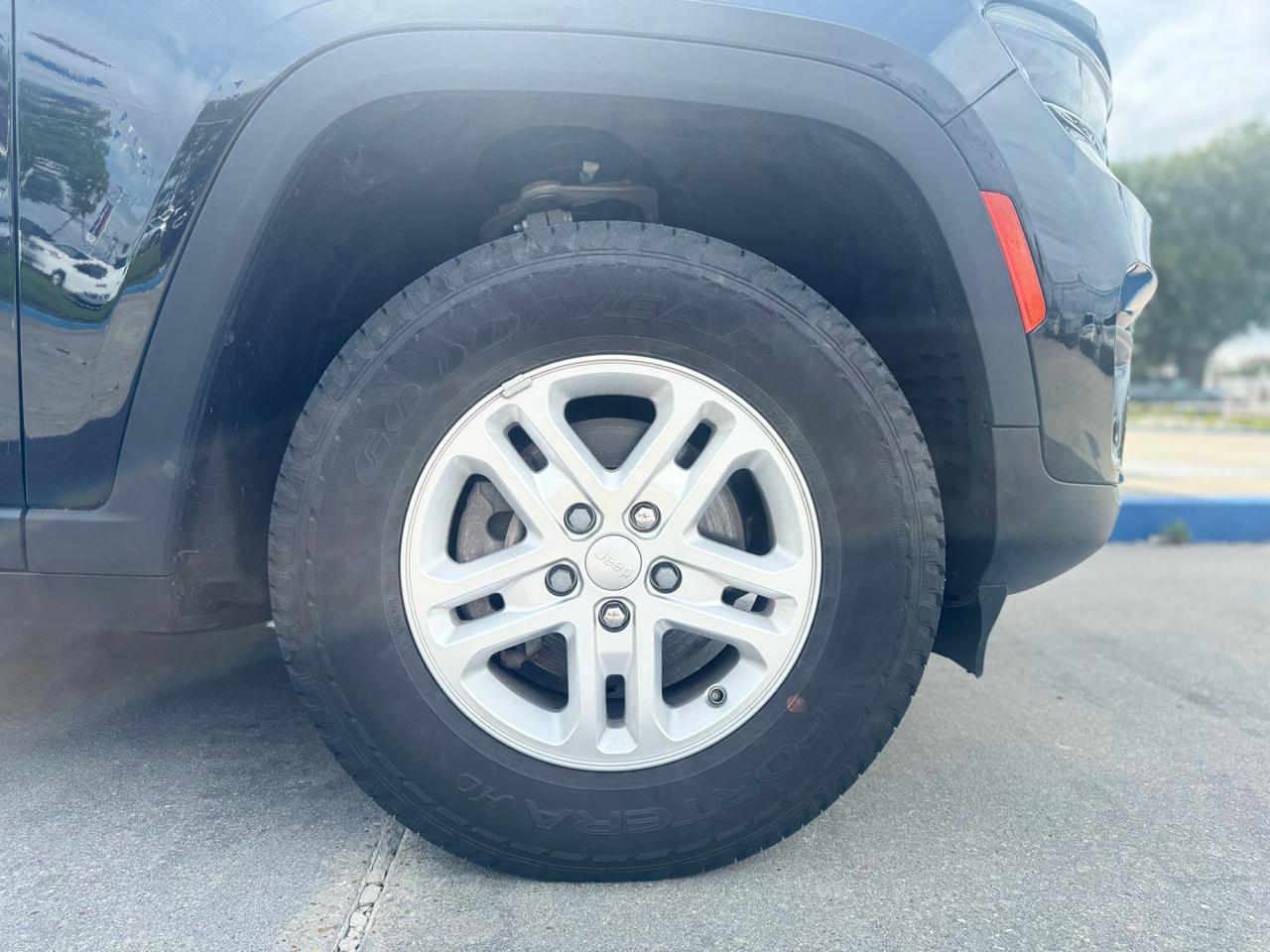Jeep Grand Cherokee Laredo 4WD 2023