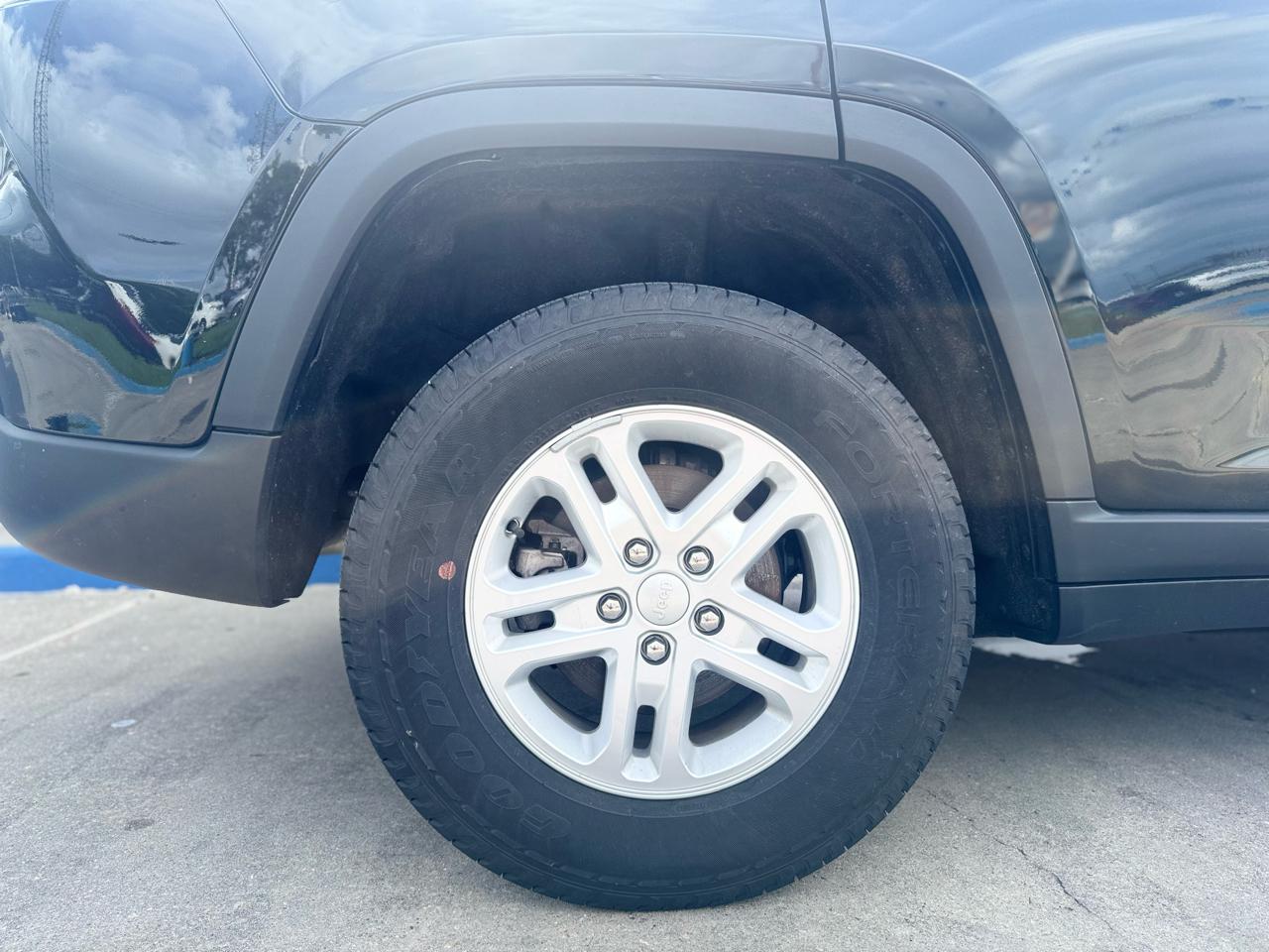 Jeep Grand Cherokee Laredo 4WD 2023
