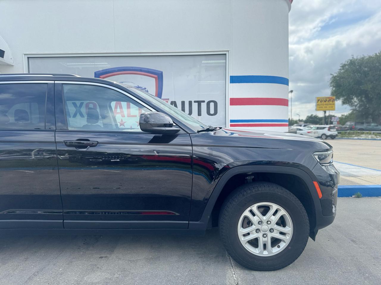 Jeep Grand Cherokee Laredo 4WD 2023