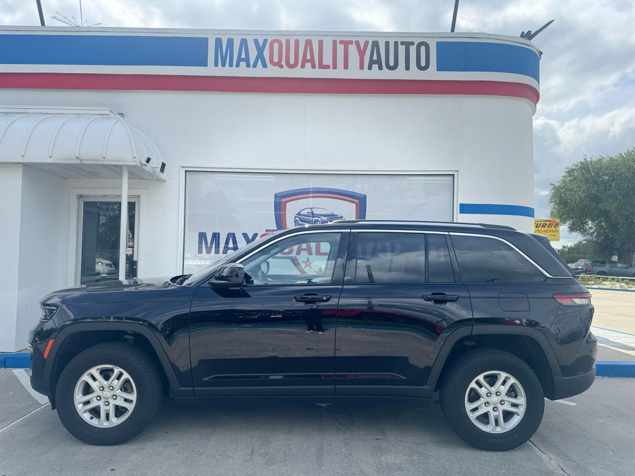 Jeep Grand Cherokee Laredo 4WD 2023