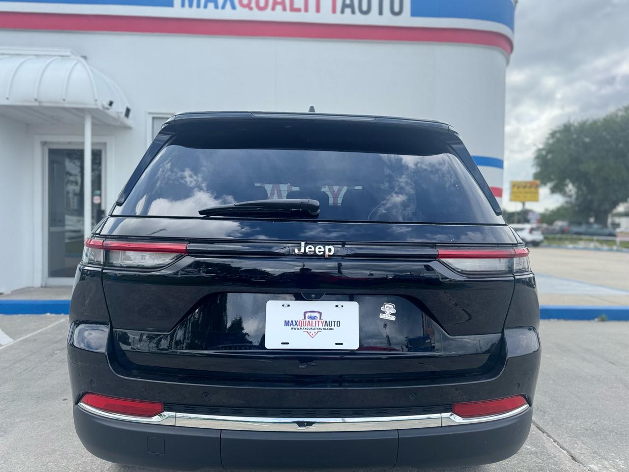 Jeep Grand Cherokee Laredo 4WD 2023