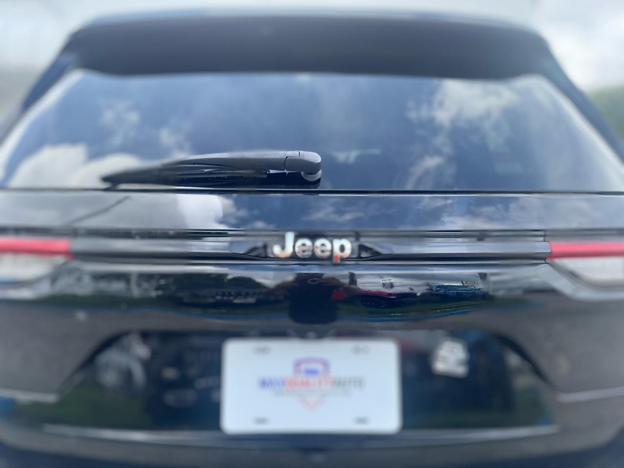 Jeep Grand Cherokee Laredo 4WD 2023