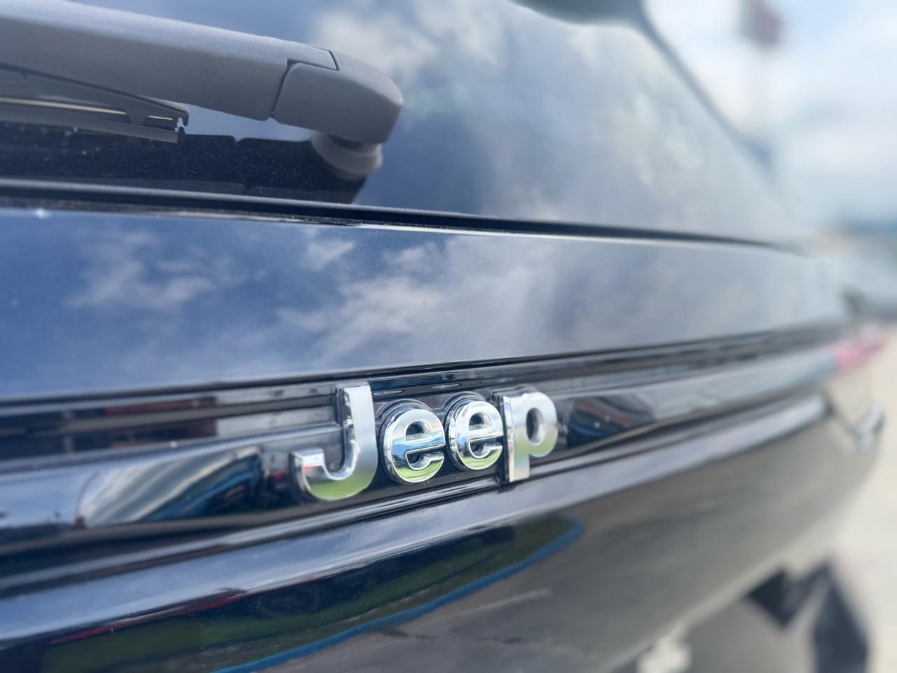 Jeep Grand Cherokee Laredo 4WD 2023