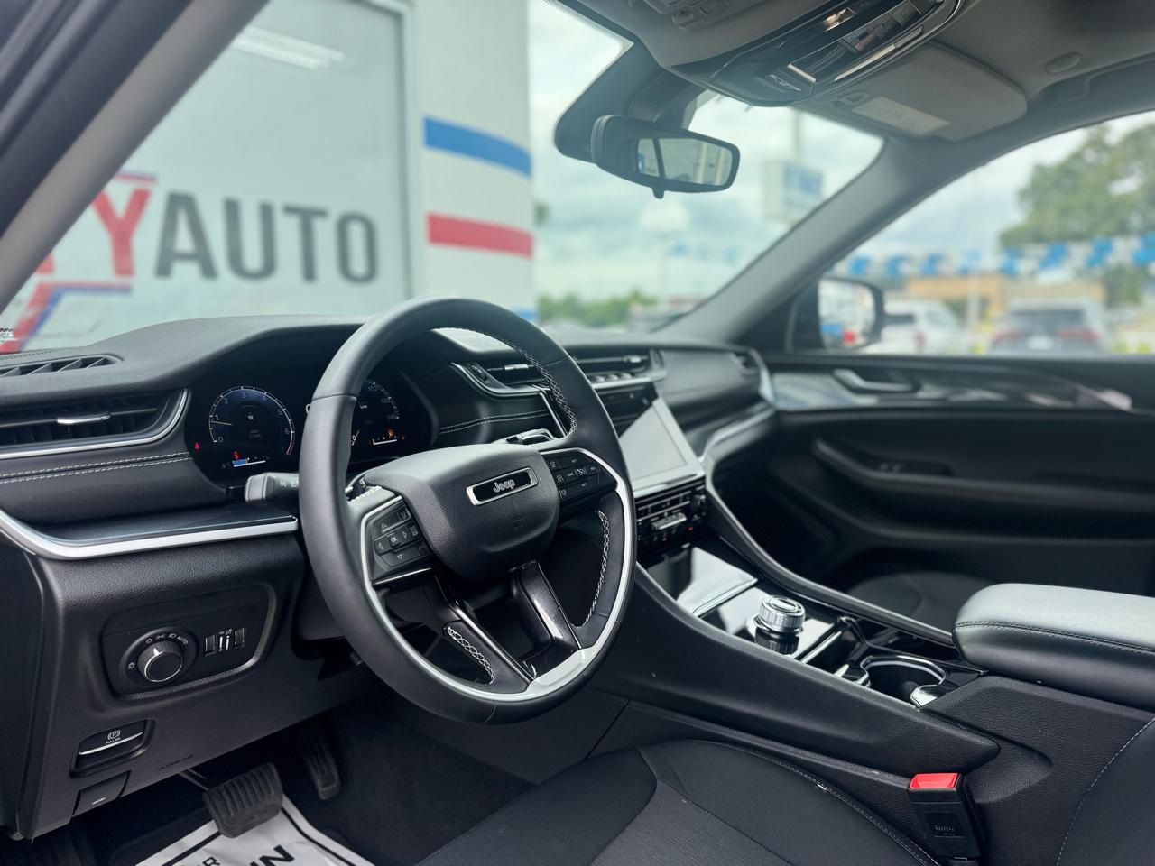 Jeep Grand Cherokee Laredo 4WD 2023