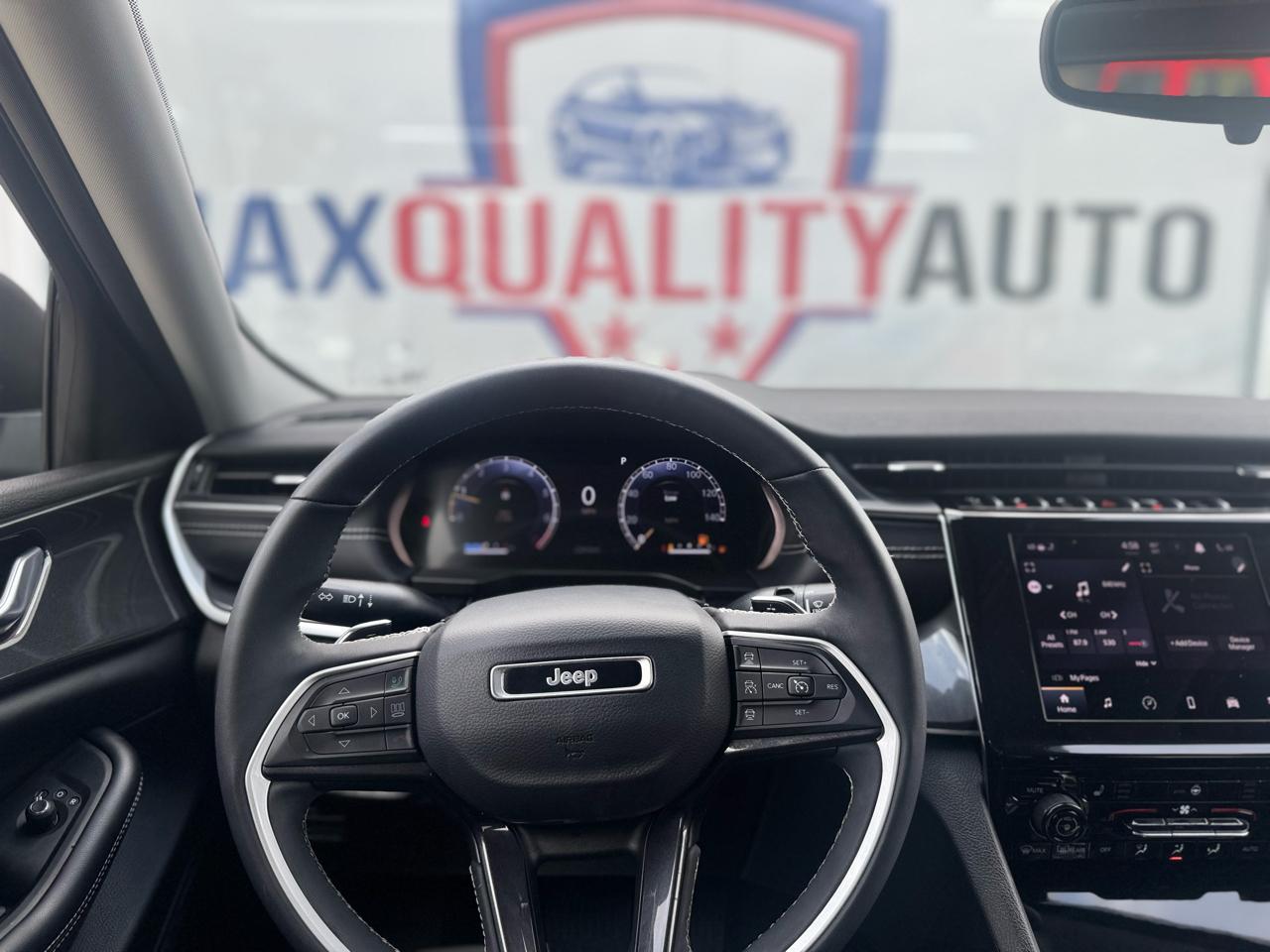 Jeep Grand Cherokee Laredo 4WD 2023