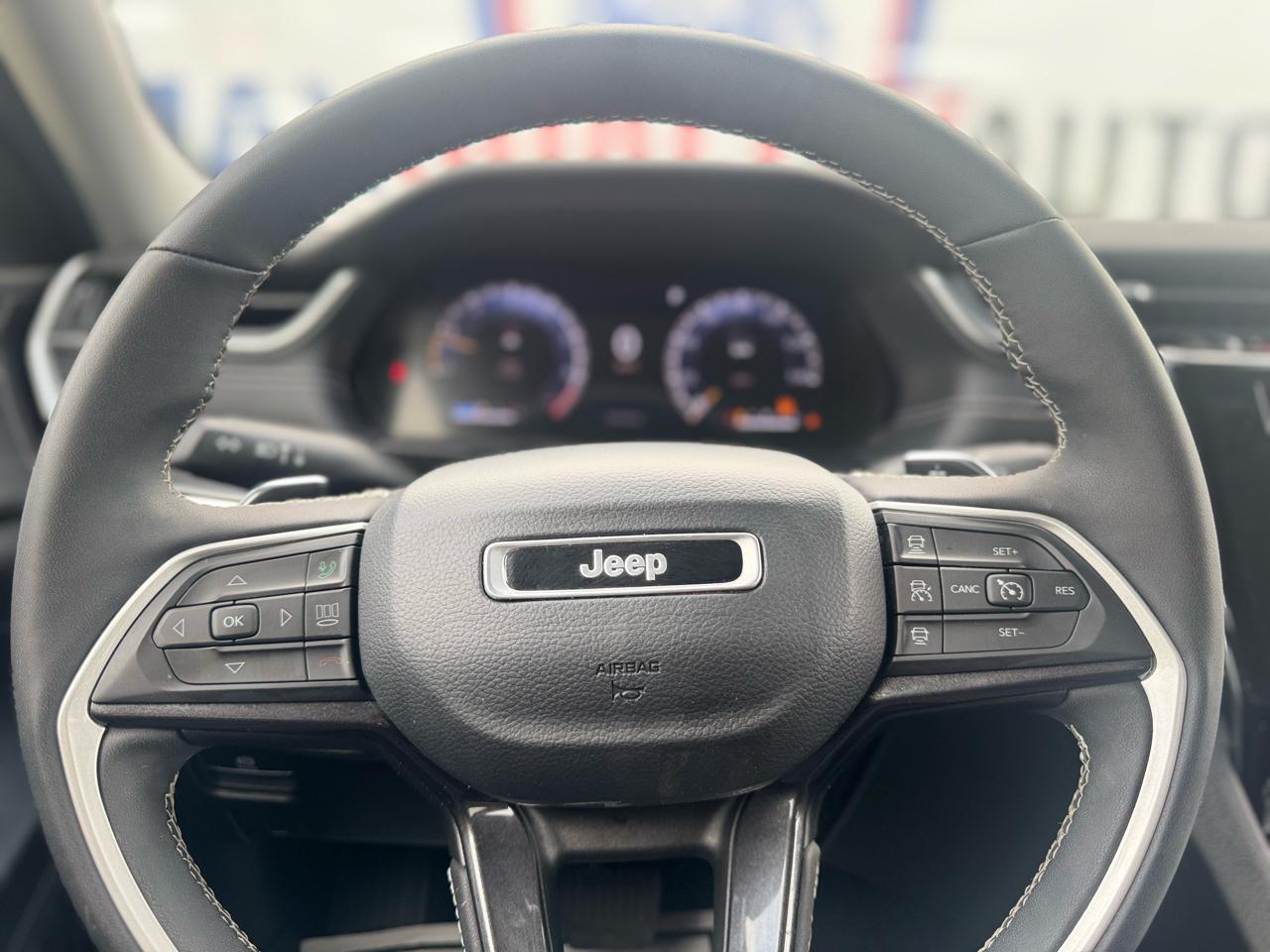 Jeep Grand Cherokee Laredo 4WD 2023
