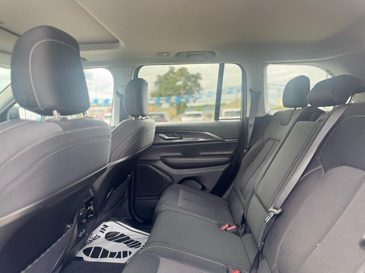 Jeep Grand Cherokee Laredo 4WD 2023