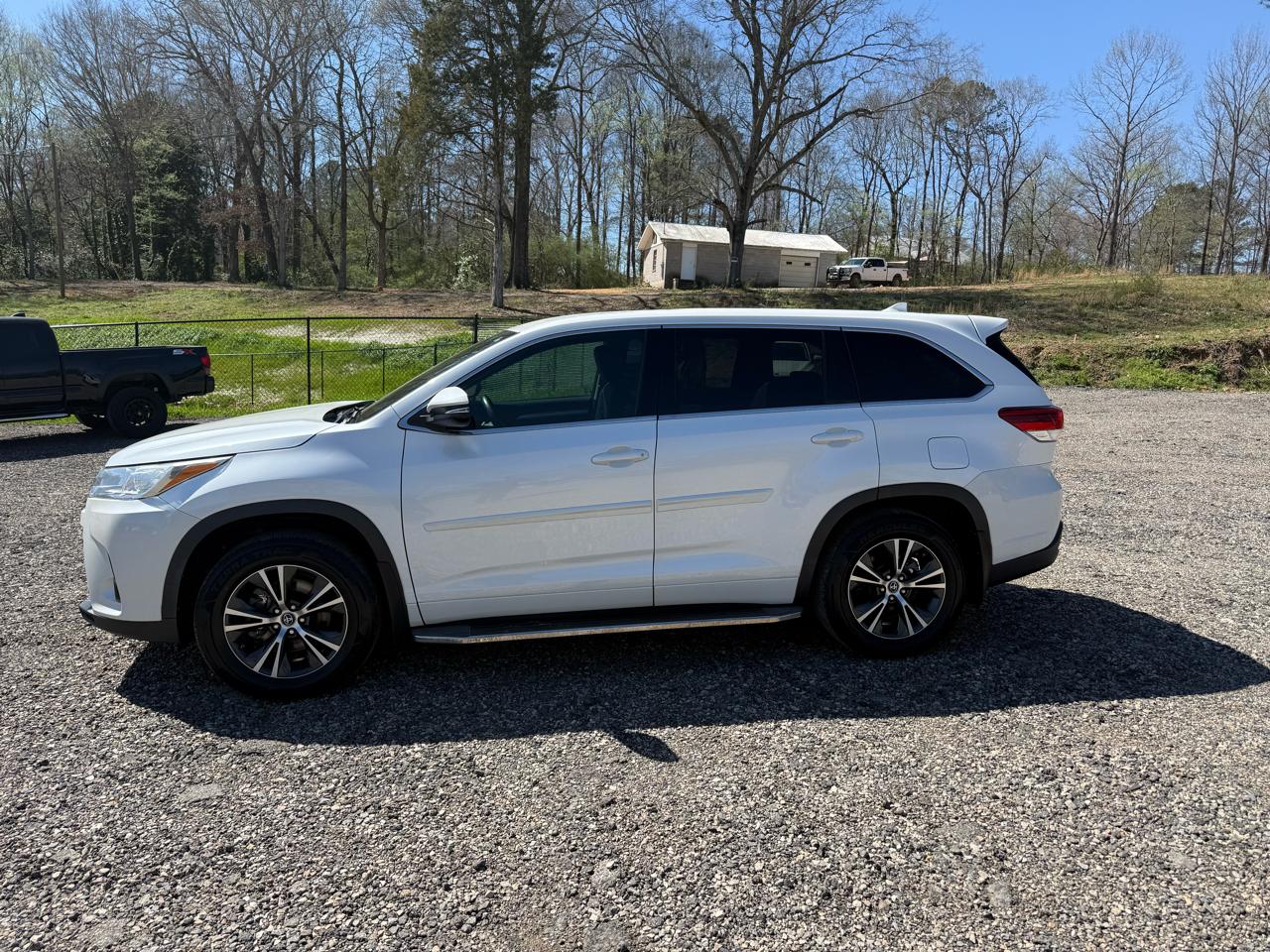 Toyota Highlander LE V6 FWD (Natl) 2017