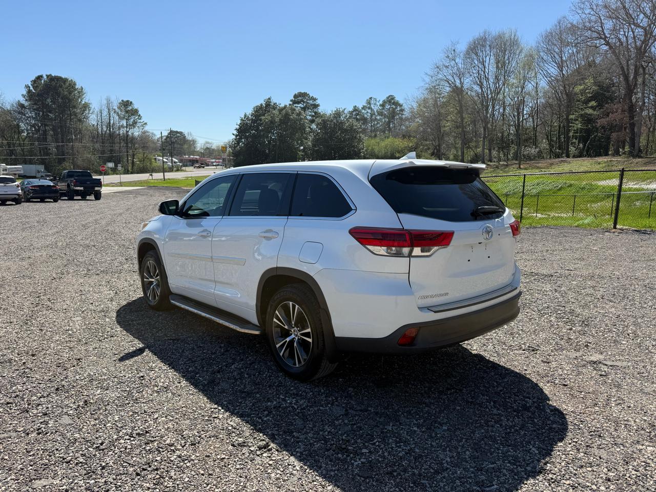 Toyota Highlander LE V6 FWD (Natl) 2017