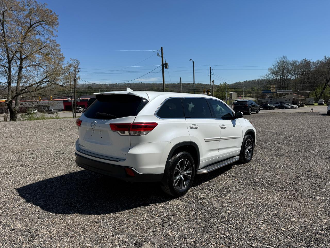 Toyota Highlander LE V6 FWD (Natl) 2017