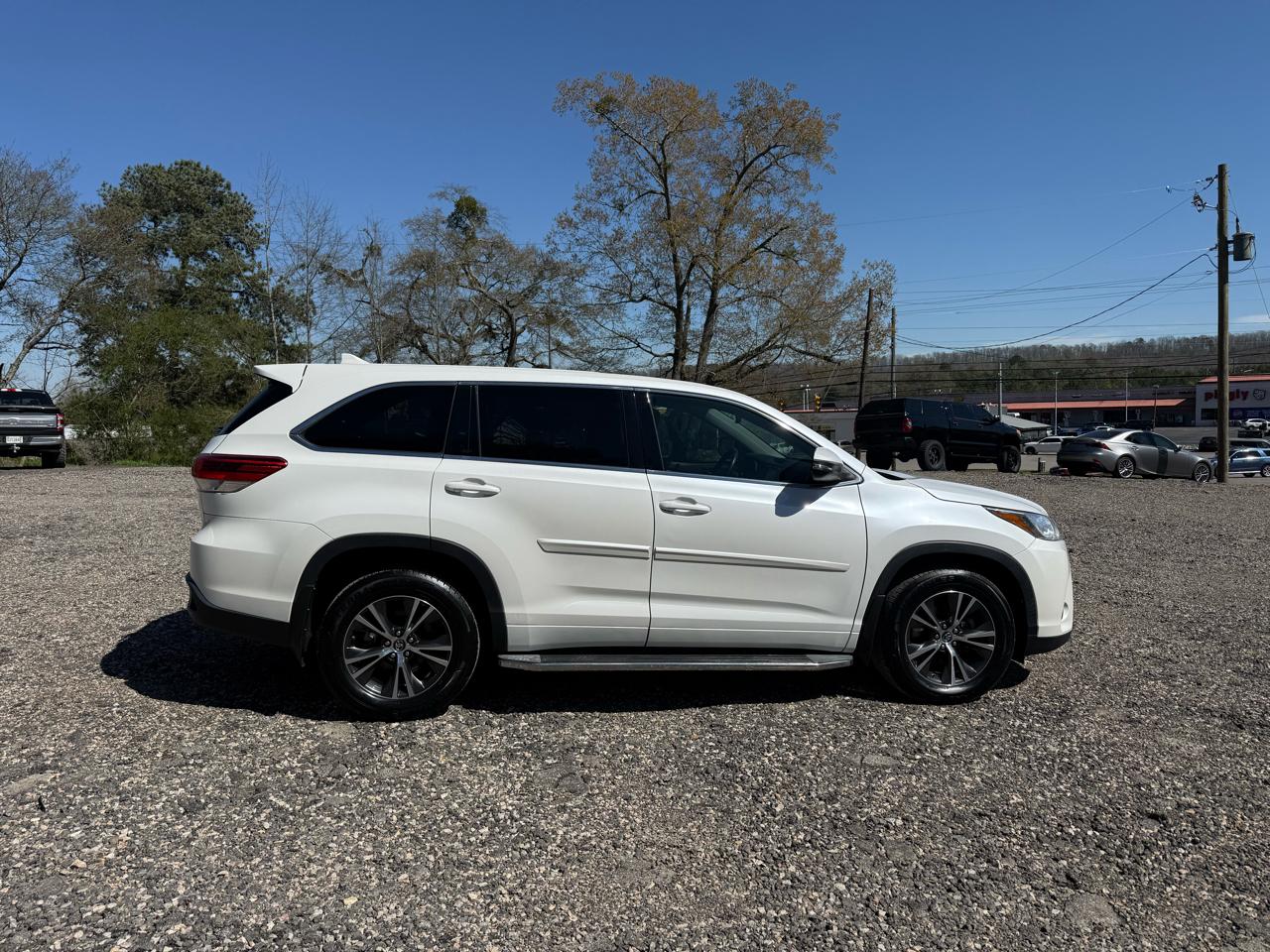 Toyota Highlander LE V6 FWD (Natl) 2017