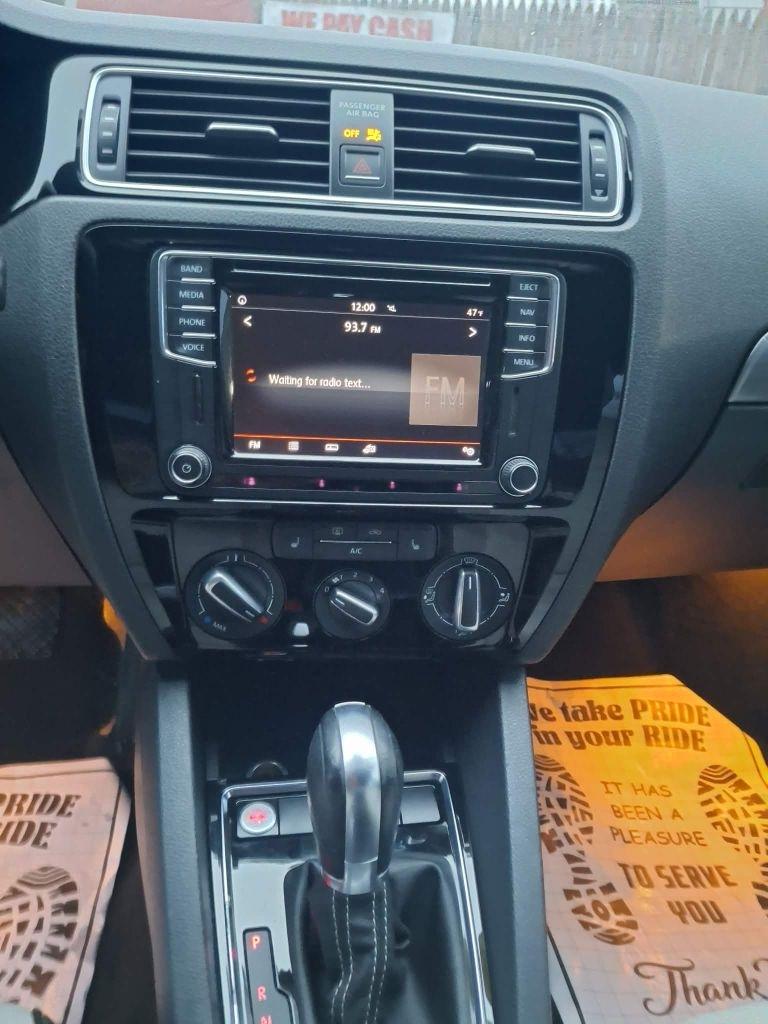 Volkswagen Jetta SE 6A 2016