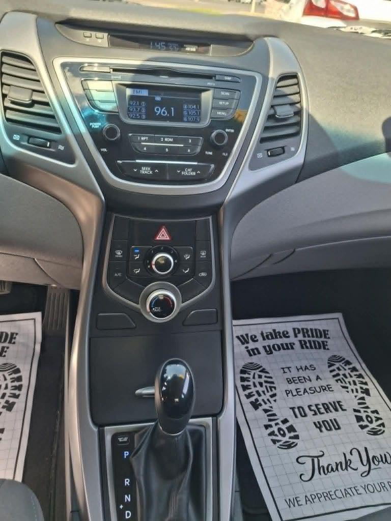 Hyundai Elantra SE 6AT 2015