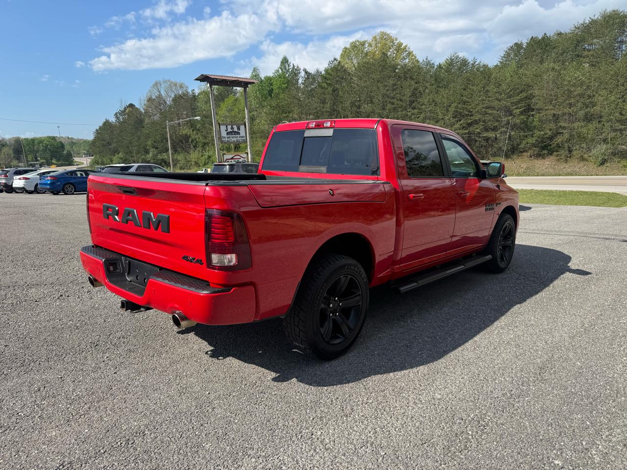 RAM 1500 4WD Crew Cab 140.5" Night 2017