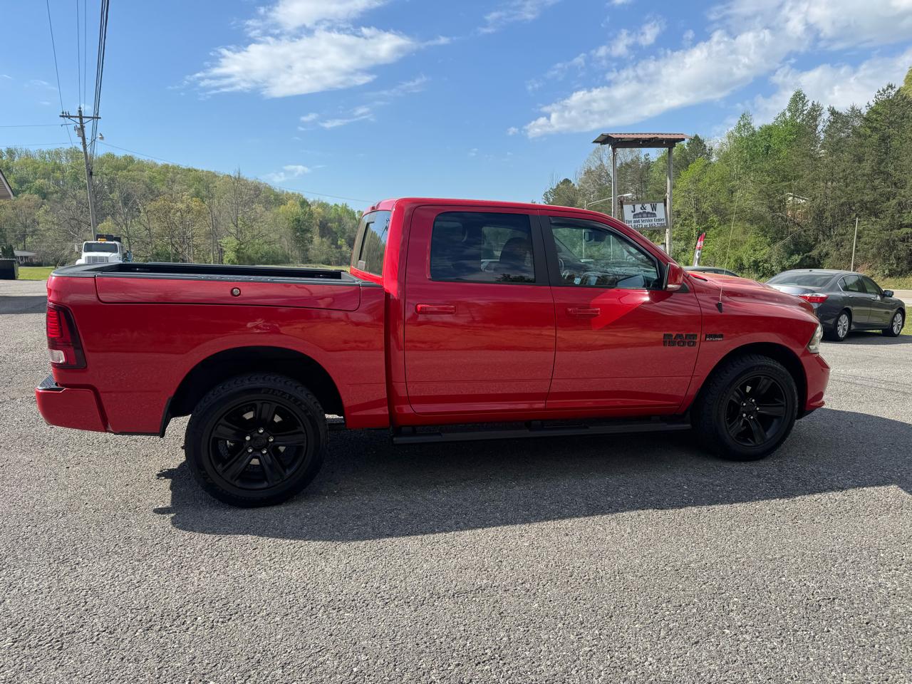 RAM 1500 4WD Crew Cab 140.5" Night 2017