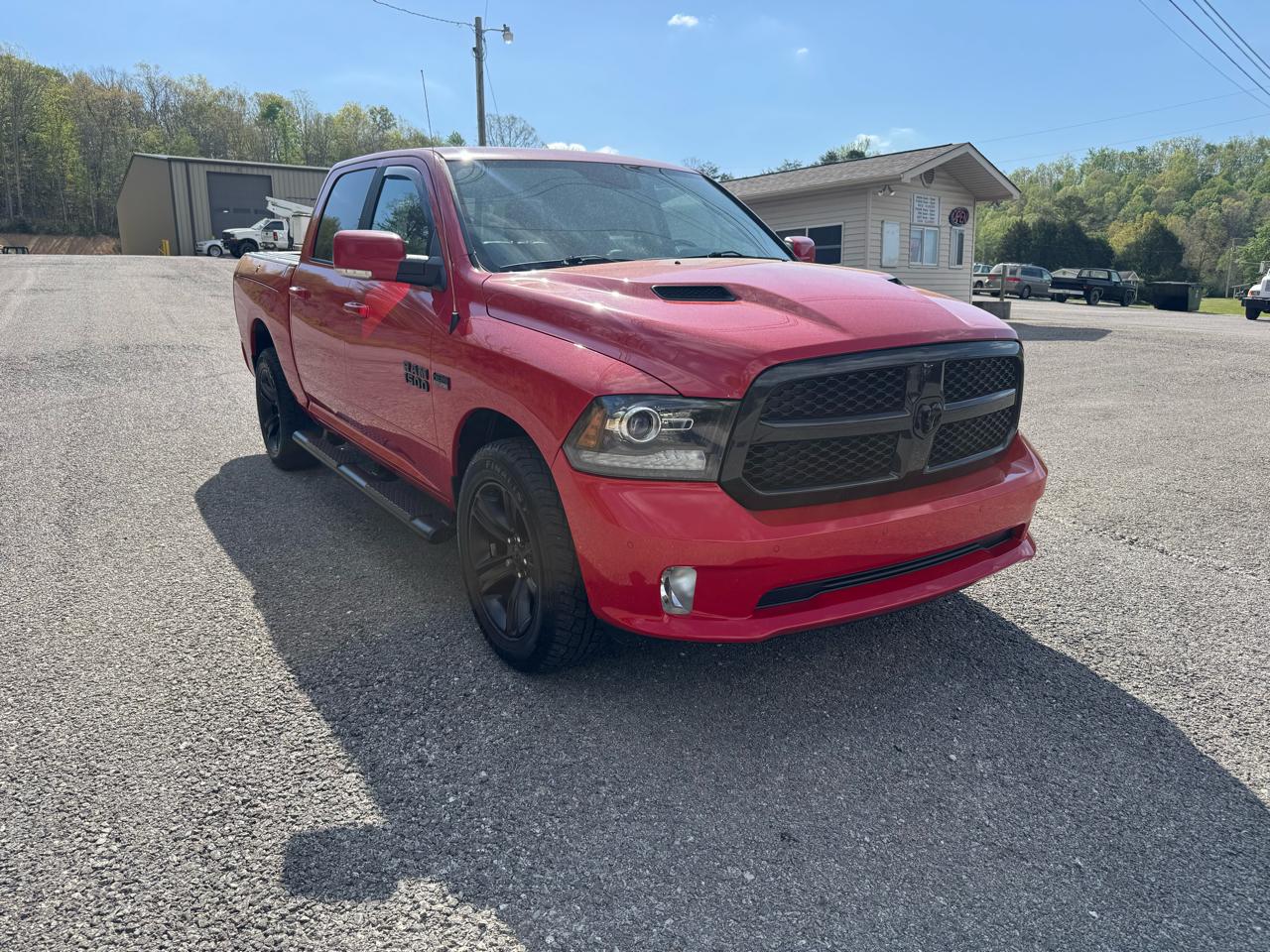 RAM 1500 4WD Crew Cab 140.5" Night 2017