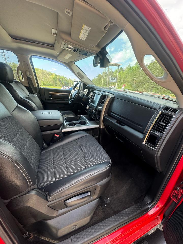 RAM 1500 4WD Crew Cab 140.5" Night 2017