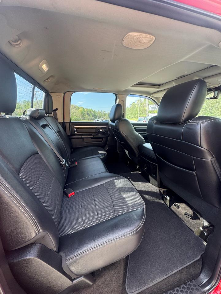 RAM 1500 4WD Crew Cab 140.5" Night 2017