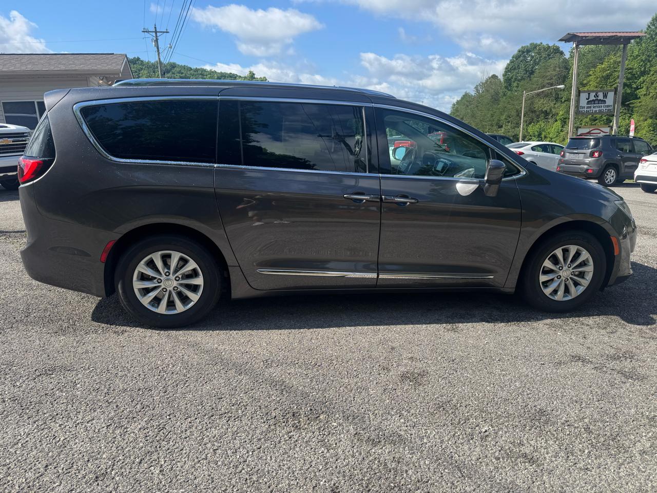 Chrysler Pacifica Touring L FWD 2018