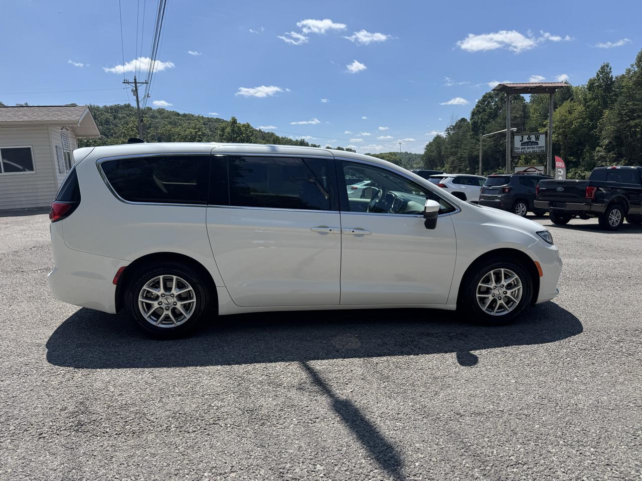 Chrysler Pacifica Touring L FWD 2023
