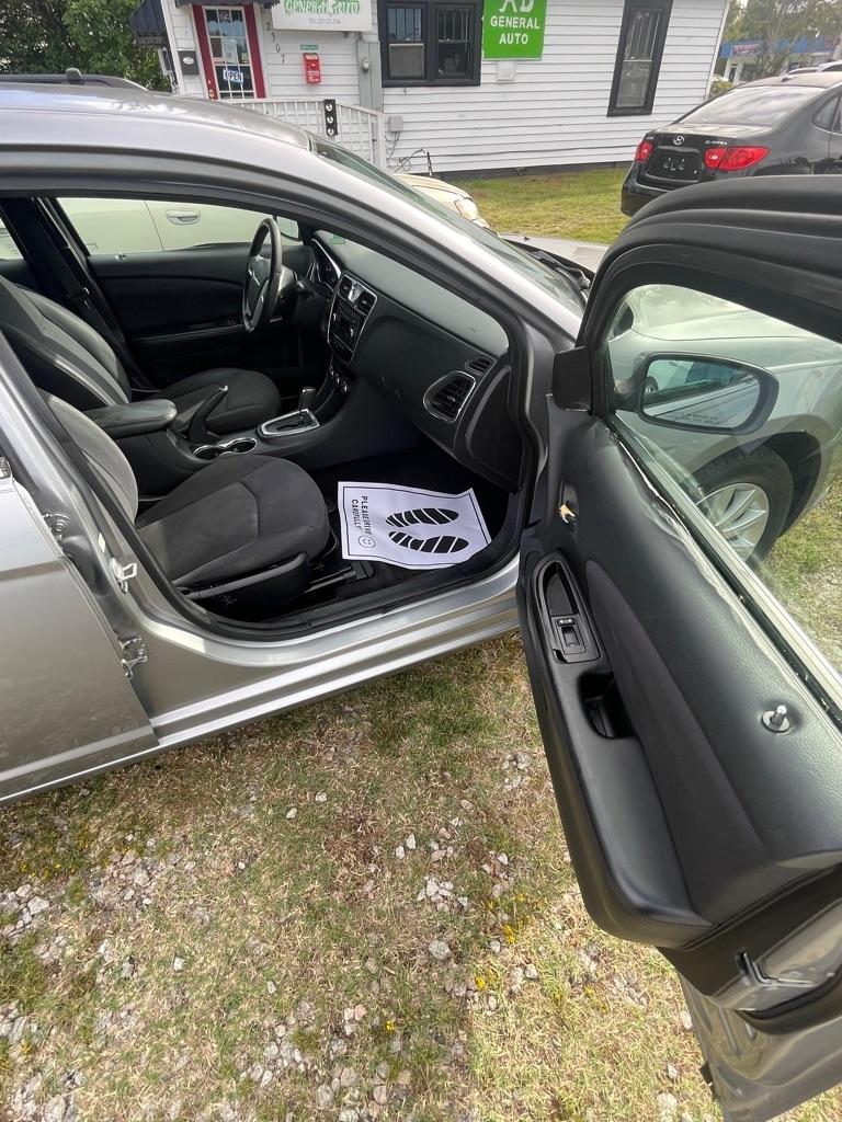 Chrysler 200  2013