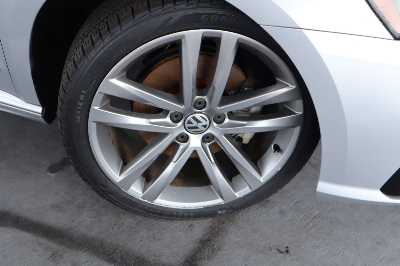 Volkswagen Passat R-Line w/Comfort Pkg Auto 2017