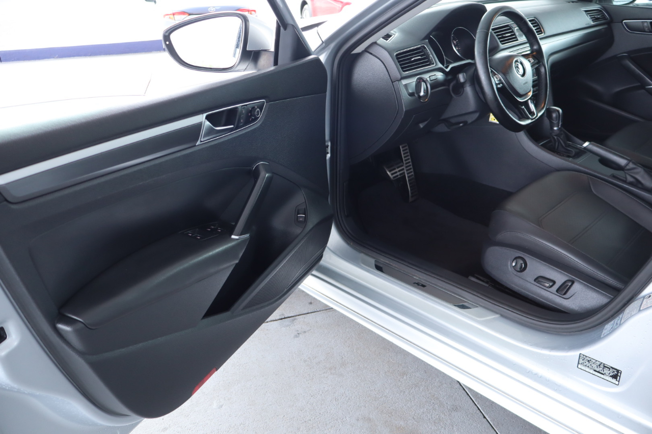 Volkswagen Passat R-Line w/Comfort Pkg Auto 2017