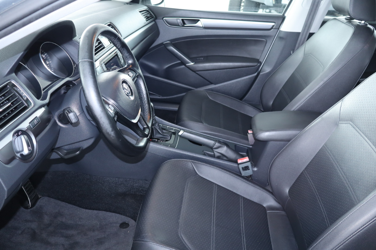 Volkswagen Passat R-Line w/Comfort Pkg Auto 2017