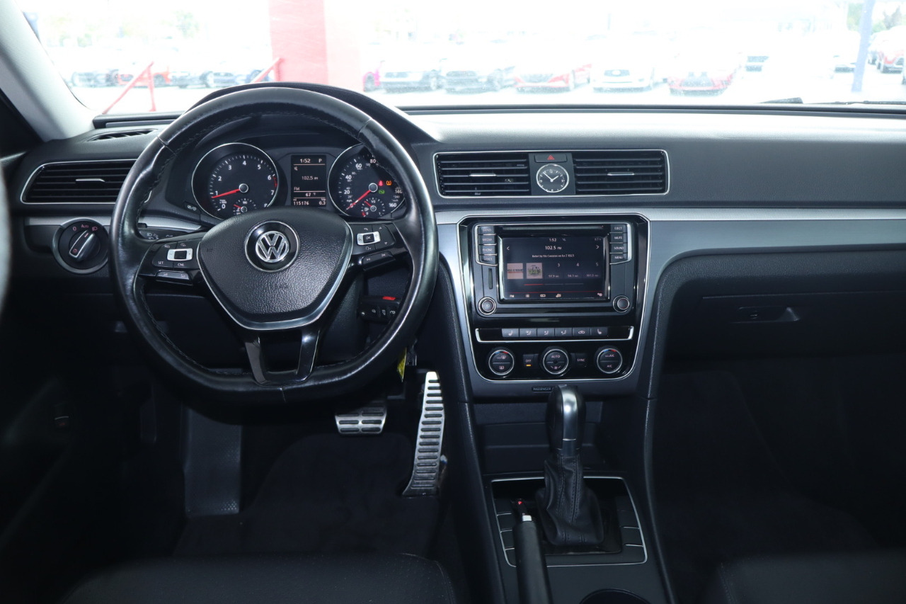 Volkswagen Passat R-Line w/Comfort Pkg Auto 2017