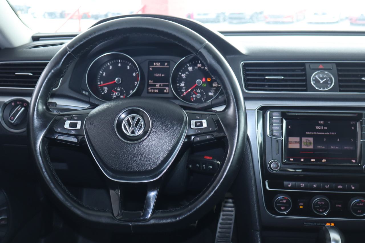 Volkswagen Passat R-Line w/Comfort Pkg Auto 2017