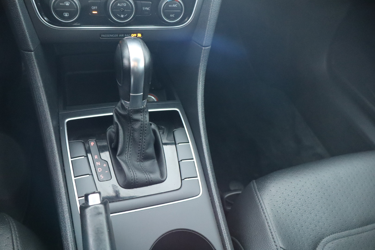 Volkswagen Passat R-Line w/Comfort Pkg Auto 2017