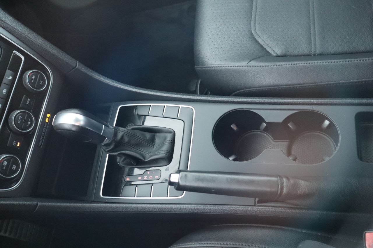 Volkswagen Passat R-Line w/Comfort Pkg Auto 2017