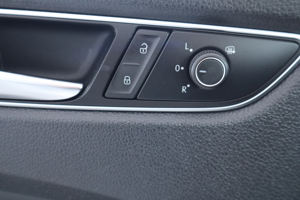 Volkswagen Passat R-Line w/Comfort Pkg Auto 2017